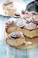 Zimtschnecke ganzer Kuchen und ein Stück