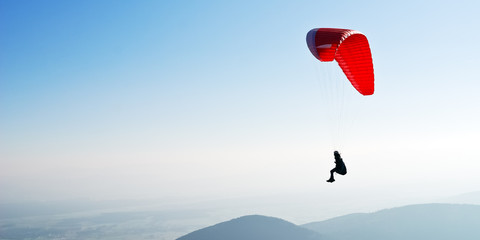 Paragleiter schwebt am Himmel