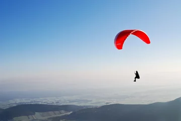 Photo sur Plexiglas Sports aériens Parapente rouge dans le ciel