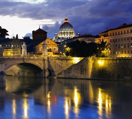 Fototapeta na wymiar Most nad Tybrem i kopuła Bazyliki Świętego Piotra (Rzym)