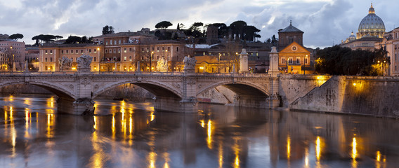 Puente sobre el Tiber y cupula de San Pedro del Vaticano (Roma)