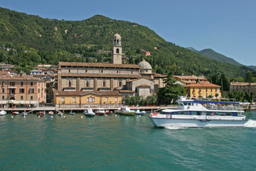 Salò, il lungolago e il duomo