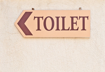 Toilet sign on a wall