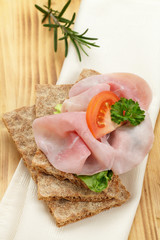 Knäckebrot mit Schinken