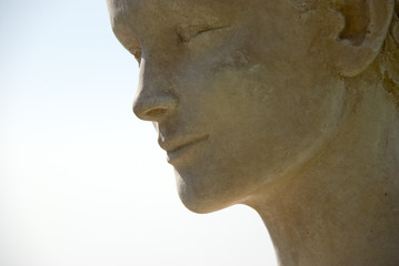 profil des gesichts einer weiblichen statue