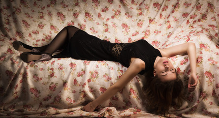 Obraz na płótnie Canvas Sensual brunette lying on the sofa
