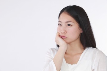 不機嫌な女性