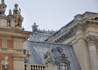 Fototapeta premium les toits decores du chateau de versailles