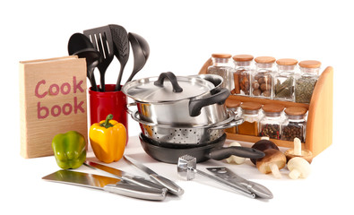 Fototapeta na wymiar skład narzędzi kuchennych, przypraw i warzyw samodzielnie