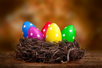 bunte Ostereier im Osternest