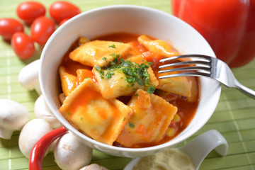 Schüssel mit Ravioli