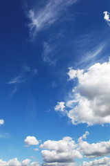Naklejka na ściany i meble Błękitne niebo z chmurami bliska