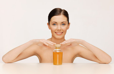Obraz na płótnie Canvas kobieta z butelką oleju