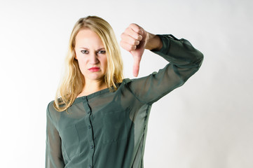 Junge Frau macht zeigt Ablehnung