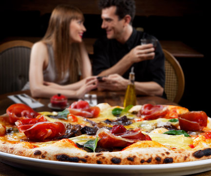 casal na pizzaria