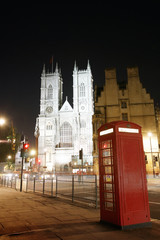 Fototapeta na wymiar Westminster Abbey i budki telefonicznej w nocy