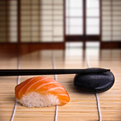 Sushi saumon, intérieur japonais