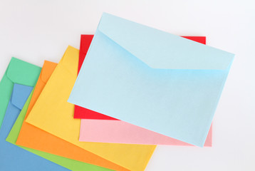 水色の封筒とカラフルな封筒
