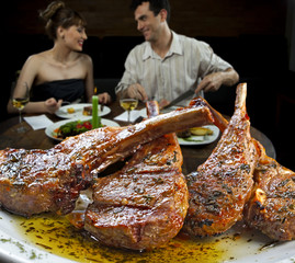 Casal no restaurante