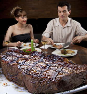Casal no restaurante
