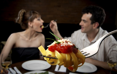Casal no restaurante