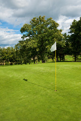 White flag in golf course - obrazy, fototapety, plakaty