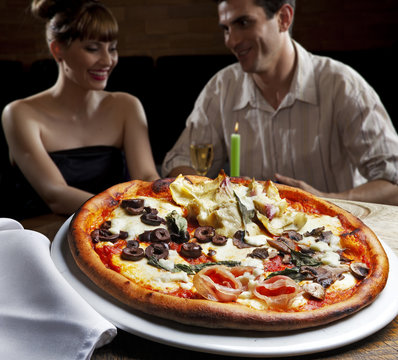 casal na pizzaria
