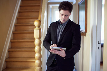 Homme travaillant avec une tablette