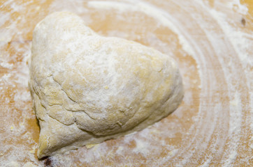Pasta all'uovo mpasto a forma di cuore