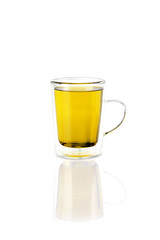 Gelber Tee im Thermo-Glasbecher