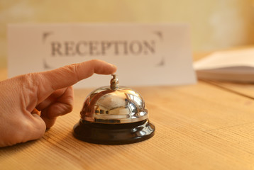 Hand an Hotelglocke