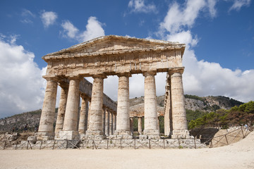 Obraz premium Classical Ancient Greek Segesta Temple in Sicily