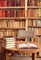 Buchregal mit Tisch Stuhl, Lesezimmer hochkant