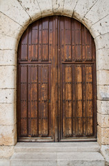 Fototapeta na wymiar Stare drewniane drzwi wejściowe