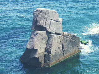 Skała pośród morza © graphiccc