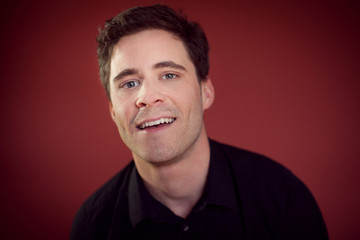 Jeune homme charmant souriant