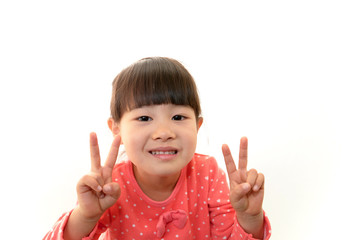 Ｖサインをして微笑む女の子