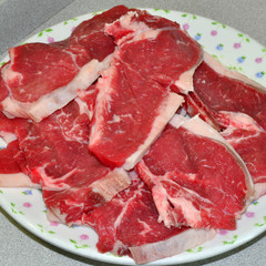 Bistecs crudos de ternera