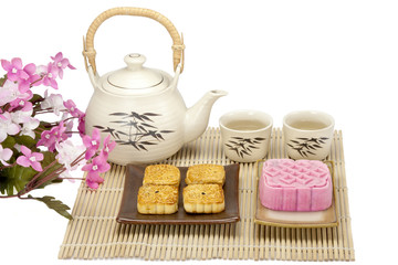 Moon cake two size with tea
