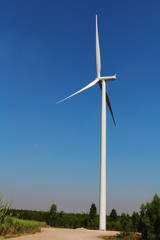 Fototapeta na wymiar Turbiny wiatrowe do wytwarzania energii elektrycznej
