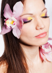 Obraz na płótnie Canvas Dziewczyna z kwiatów orchidei we włosach