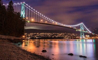 Obraz premium Lions Gate Bridge in Vancouver at Night