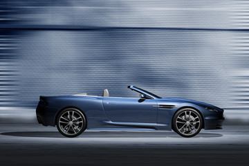 Offener Sportwagen vor futuristischer Kulisse