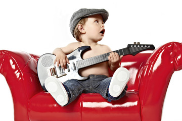 cooler junge mit gitarre