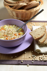 Suppe aus Bohnen und Kartoffeln