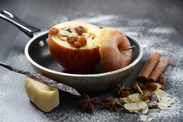 Gebratener Apfel mit Mandeln und Rosinen