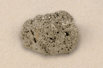 Pyrit auf Sand