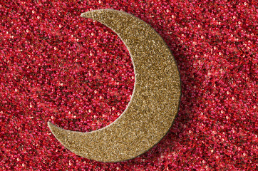 Goldener Mond auf rotem Hintergrund aus Pailetten und Perlen