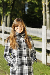 Fototapeta premium Glückliche Frau beim Spaziergang in der Natur