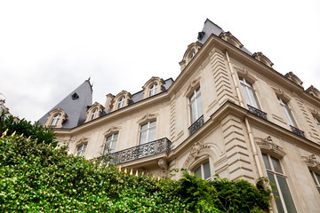 Fototapeta na wymiar Villa mit Balkon und Zaun in Paris